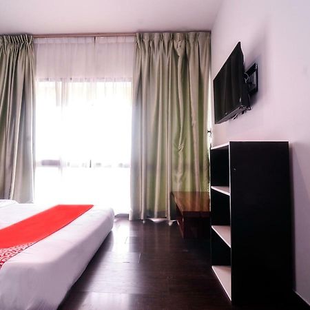 Oyo 1119 Memoire Express Hotel Кучинг Екстериор снимка