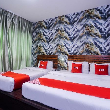 Oyo 1119 Memoire Express Hotel Кучинг Екстериор снимка