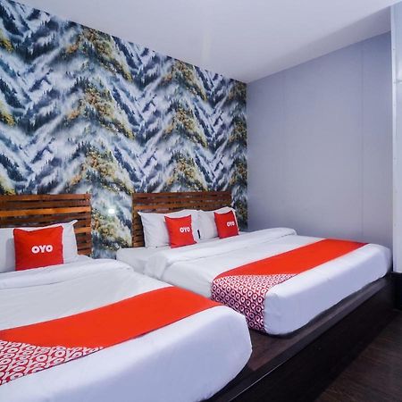 Oyo 1119 Memoire Express Hotel Кучинг Екстериор снимка