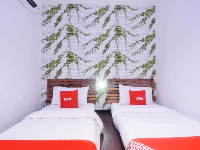 Oyo 1119 Memoire Express Hotel Кучинг Екстериор снимка