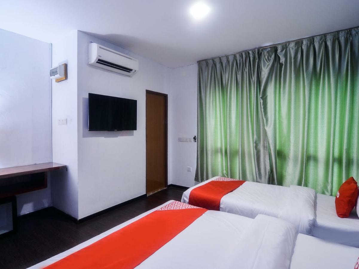 Oyo 1119 Memoire Express Hotel Кучинг Екстериор снимка