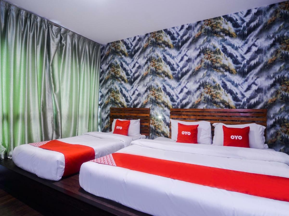 Oyo 1119 Memoire Express Hotel Кучинг Екстериор снимка