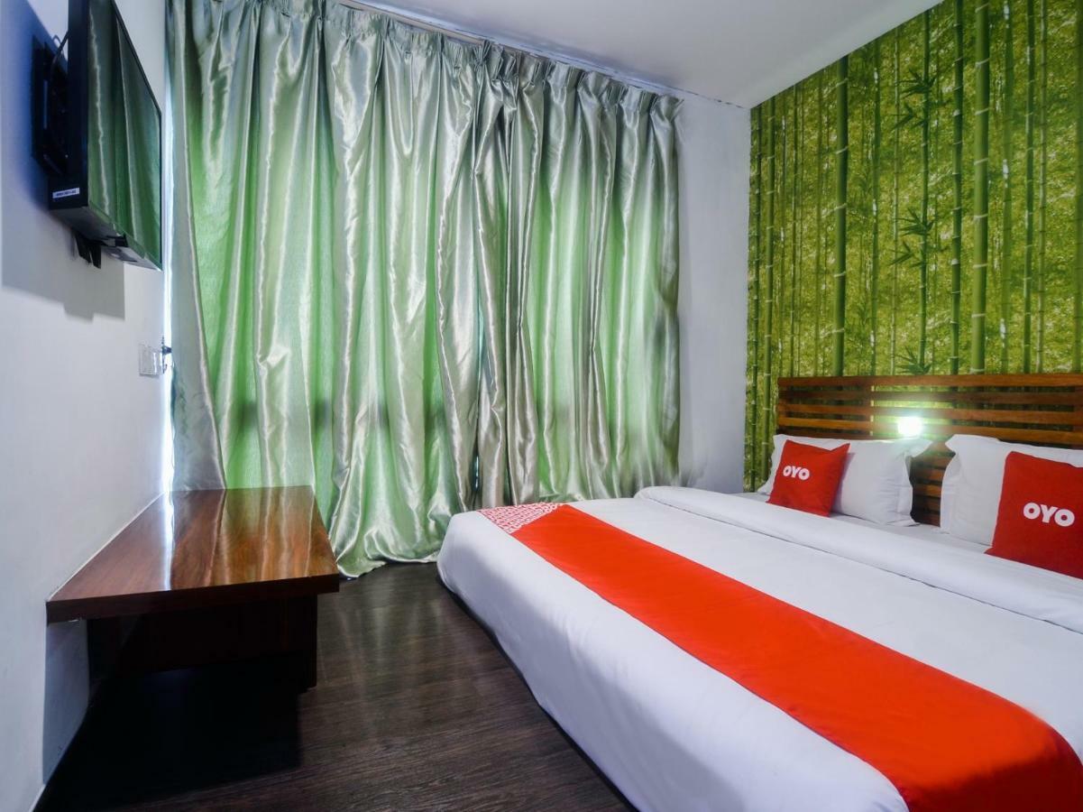 Oyo 1119 Memoire Express Hotel Кучинг Екстериор снимка