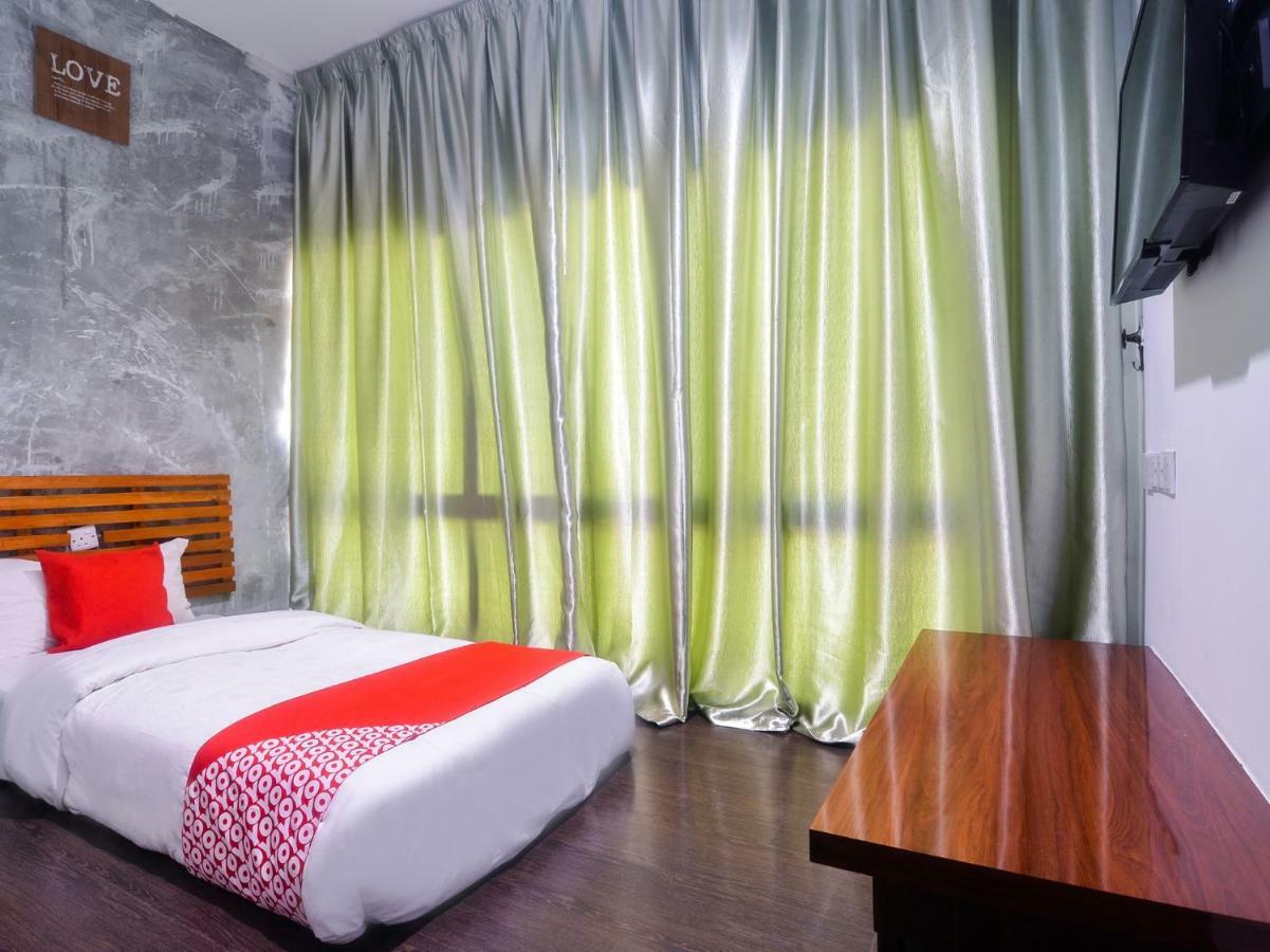 Oyo 1119 Memoire Express Hotel Кучинг Екстериор снимка