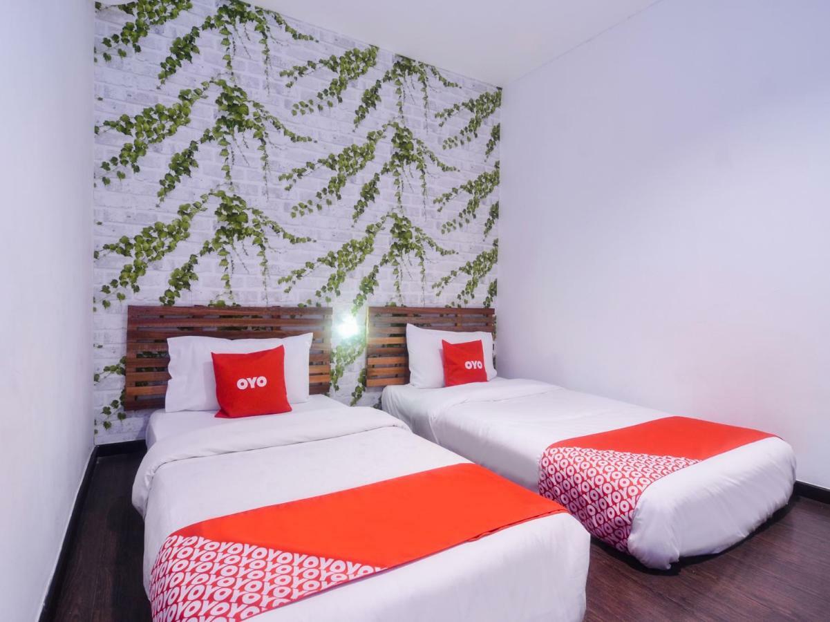 Oyo 1119 Memoire Express Hotel Кучинг Екстериор снимка