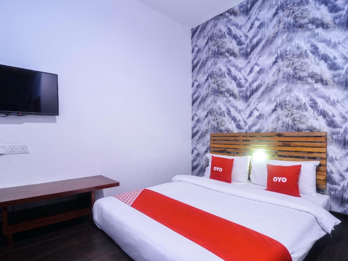 Oyo 1119 Memoire Express Hotel Кучинг Екстериор снимка