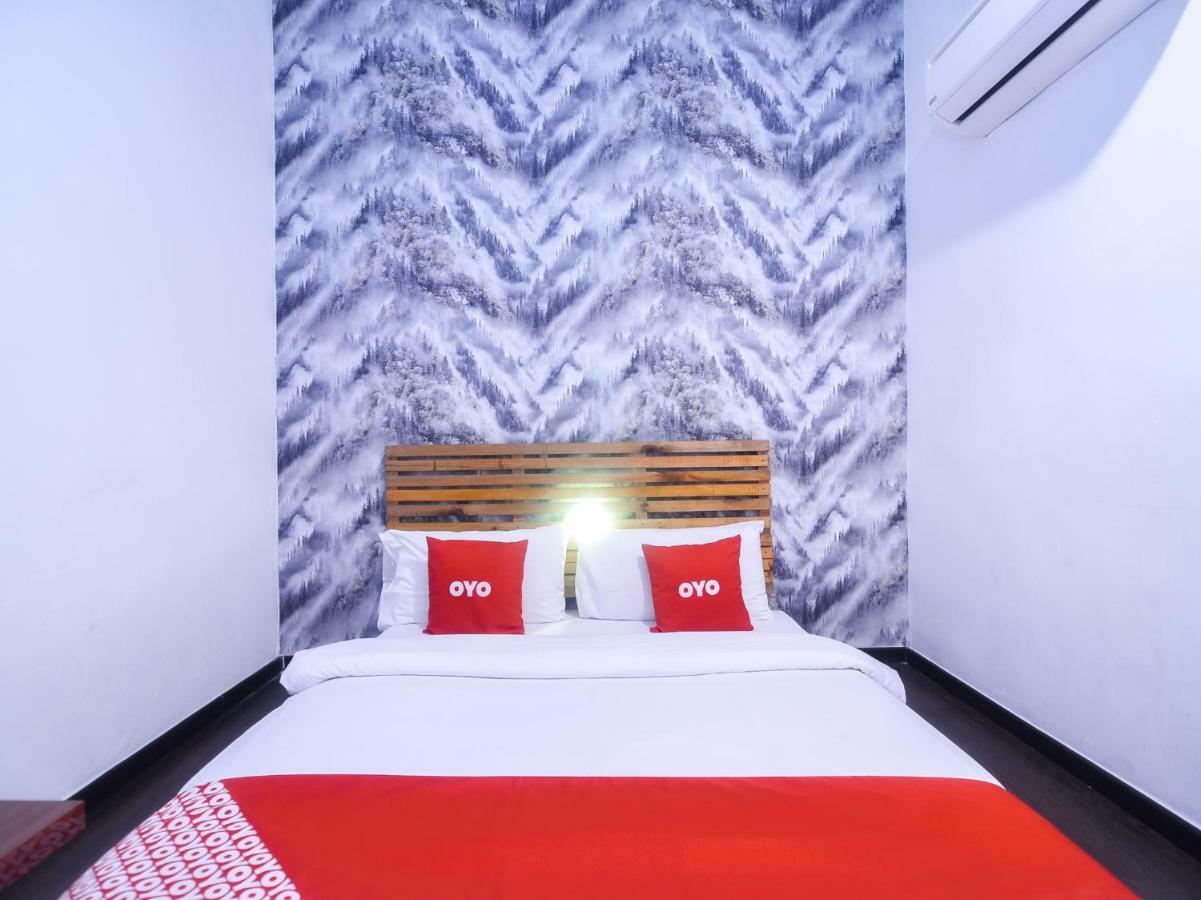 Oyo 1119 Memoire Express Hotel Кучинг Екстериор снимка