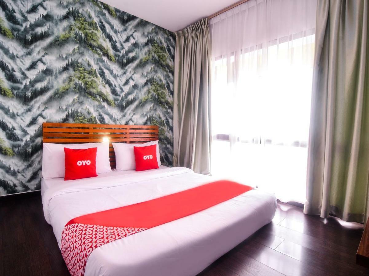 Oyo 1119 Memoire Express Hotel Кучинг Екстериор снимка