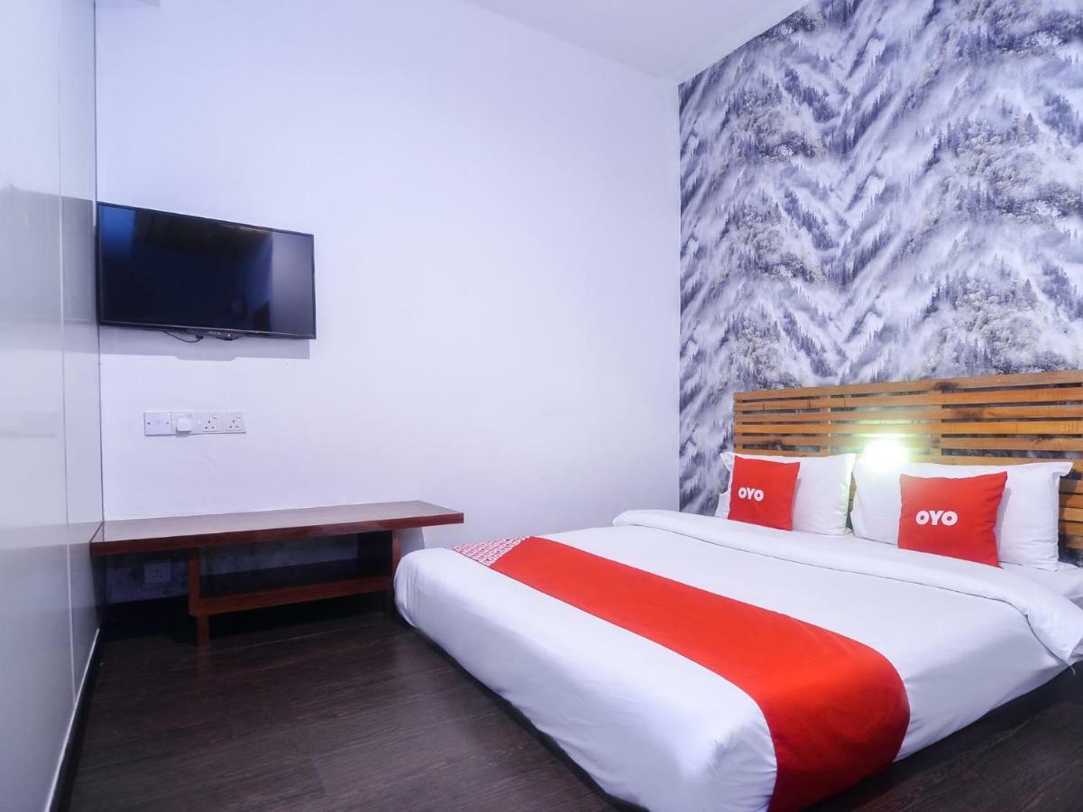 Oyo 1119 Memoire Express Hotel Кучинг Екстериор снимка