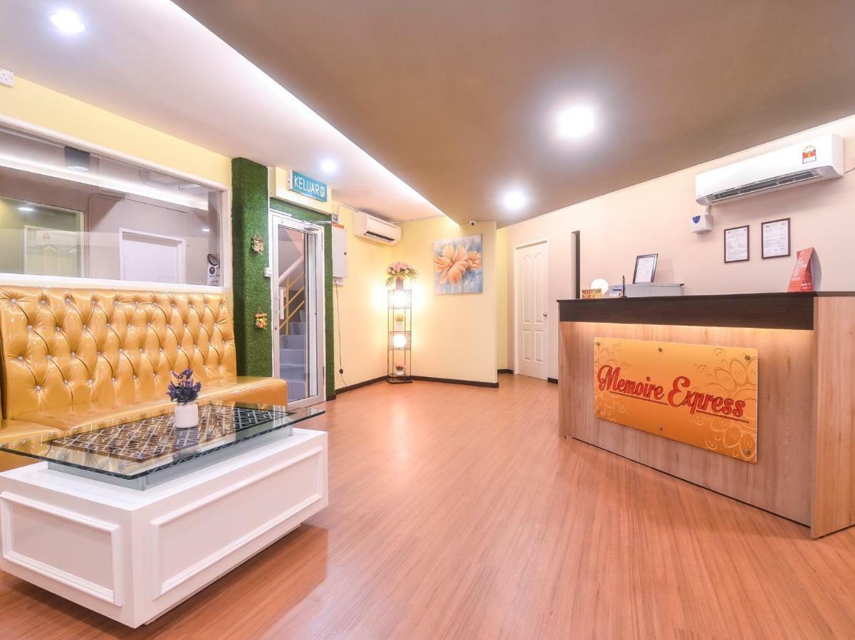 Oyo 1119 Memoire Express Hotel Кучинг Екстериор снимка