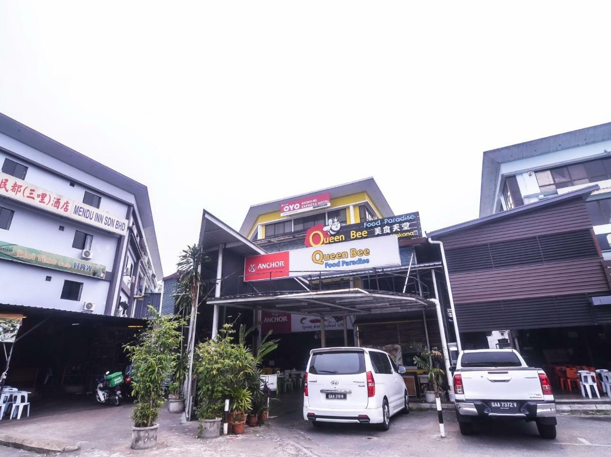 Oyo 1119 Memoire Express Hotel Кучинг Екстериор снимка