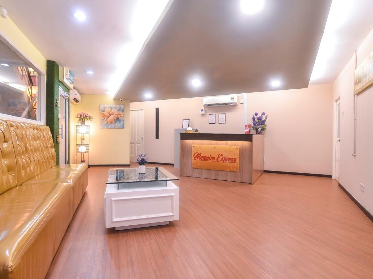 Oyo 1119 Memoire Express Hotel Кучинг Екстериор снимка