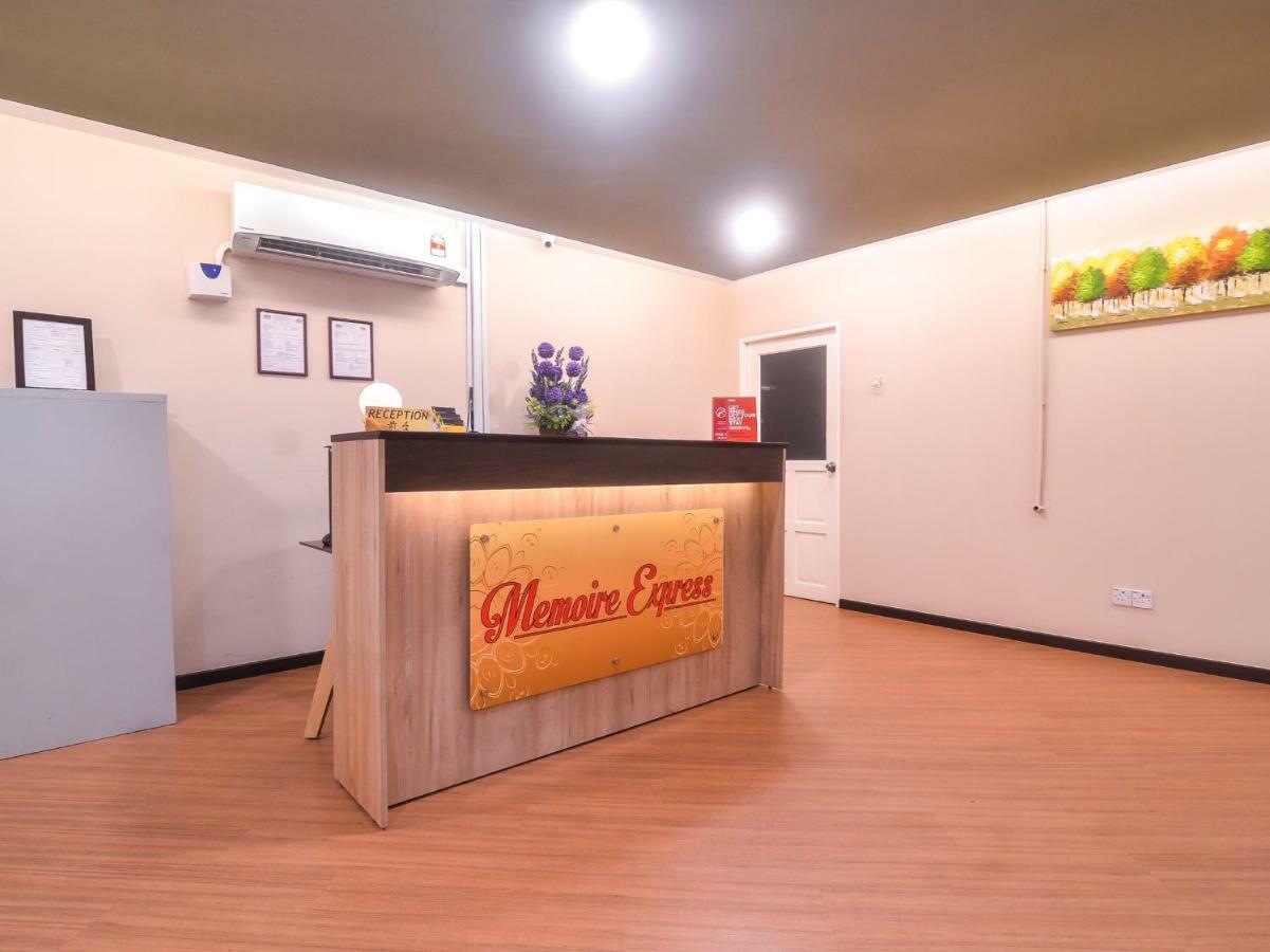 Oyo 1119 Memoire Express Hotel Кучинг Екстериор снимка